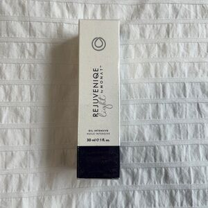 Rejuveniqe Light Oil Intensive by - Monat